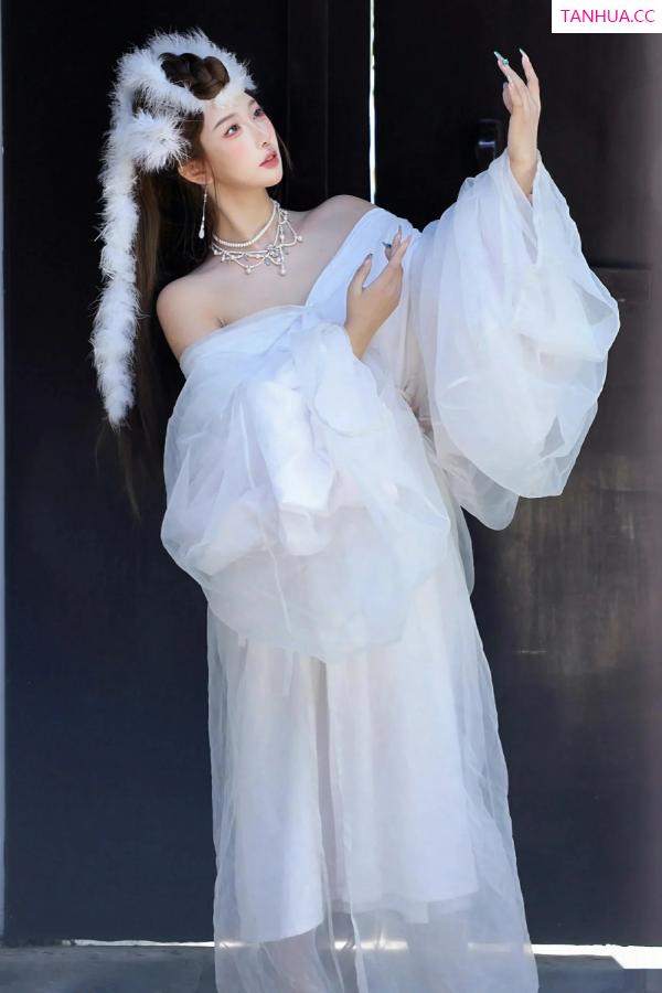   [XiuRen]高清写真图 2025.10.09 No.10843 金允希Yuki 低胸长裙第4张图片